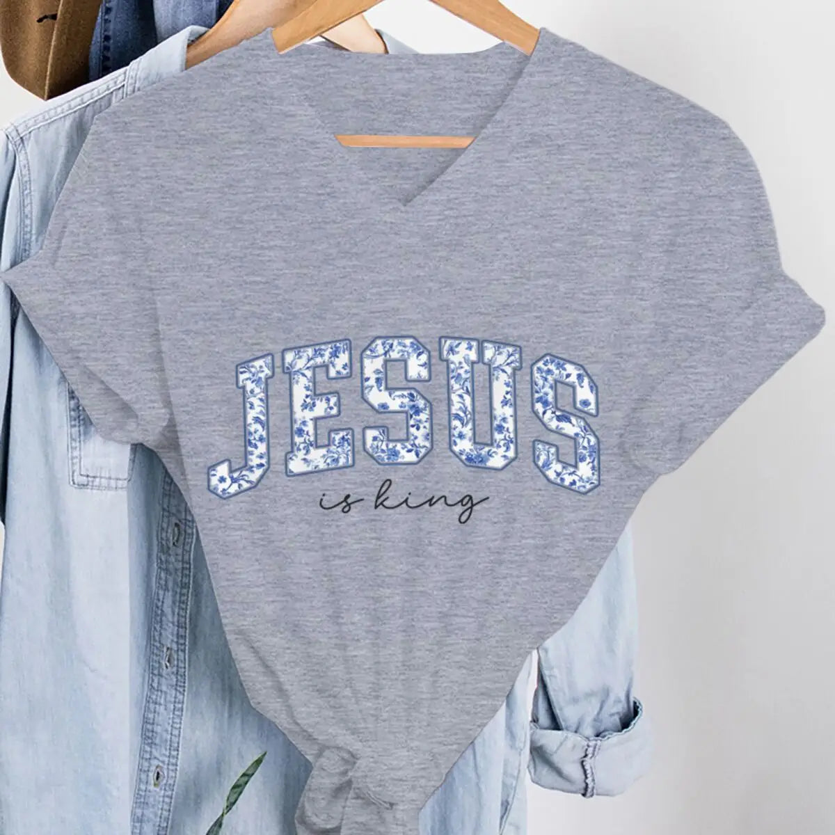 Jesus Is King Floral Graphic T Shirts Women Floral Print V Neck Daily Wear T-Shirt Women Christian Faith Tees Short Sleeve Tops